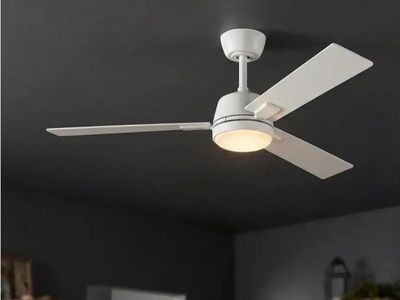 HAMPTON BAY VERANO 52" CEILING FAN BRAND NEW IN BOX, WITH REMOTE CONTROL.