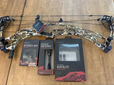 Hoyt Alpha AX-3 33 w/ Hoyt accessories