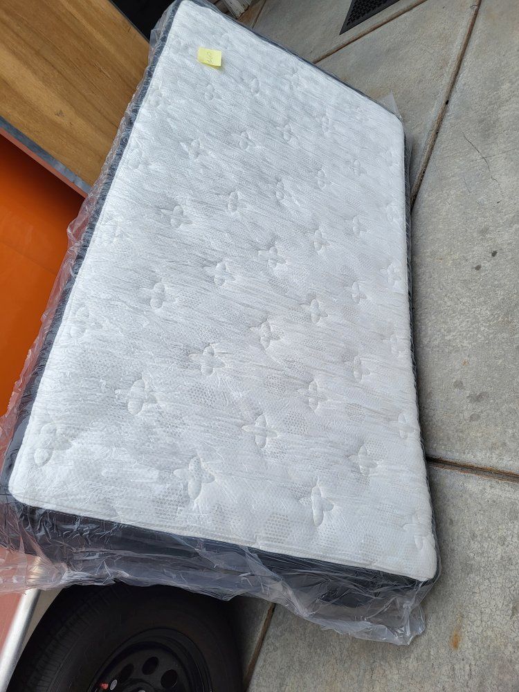 **Twin*** 12" InnerSpring Memory Foam Mattress
