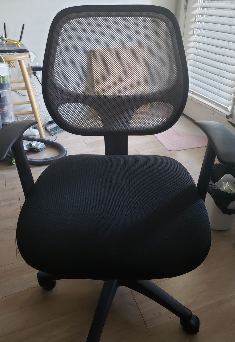 Black Mesh Back Office Chair with Armrests and Swivel Wheels