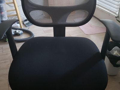 Black Mesh Back Office Chair with Armrests and Swivel Wheels