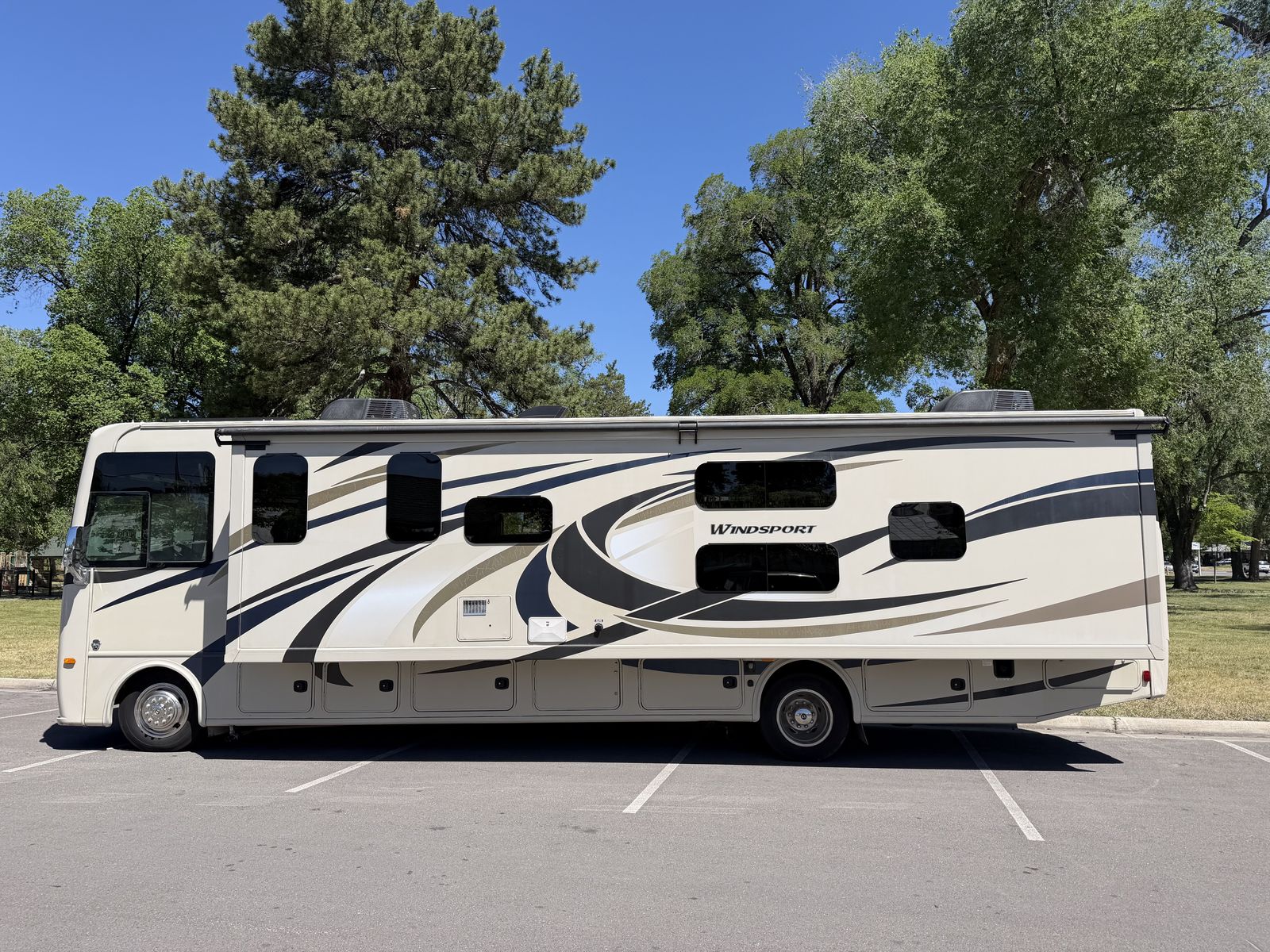 Bunk, Sleeps 10, Solar, King Bed 2018 Thor Motor Coach Windsport 34J Class A Gas like: Bunkhouse House Hurricane, Georgetown