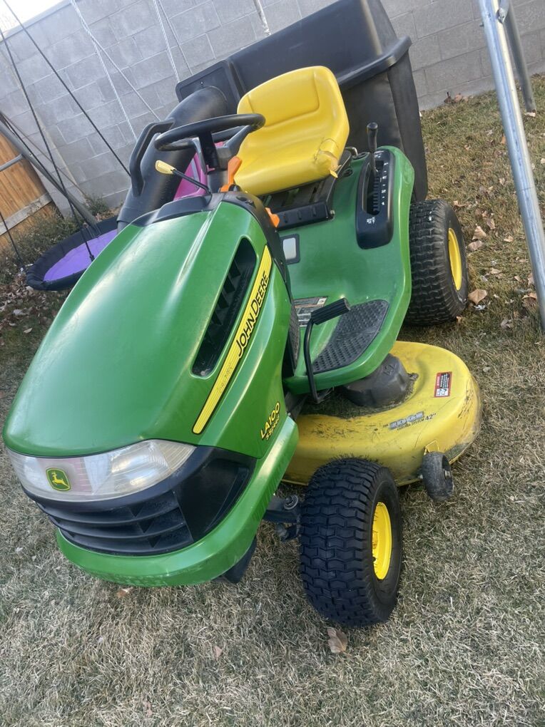 John Deere L100 Riding Lawnmower