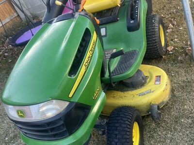 John Deere L100 Riding Lawnmower