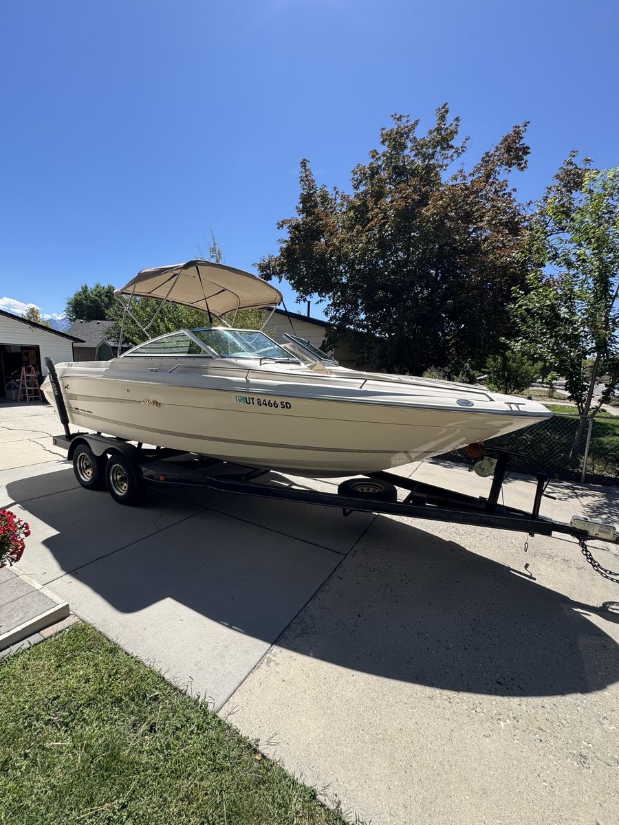 1995 Sea Ray 220 Bow Rider / Signature