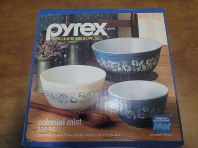 Pyrex bowl set