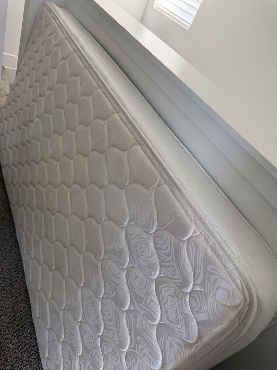 Twin size bed with bed sheet and comforter