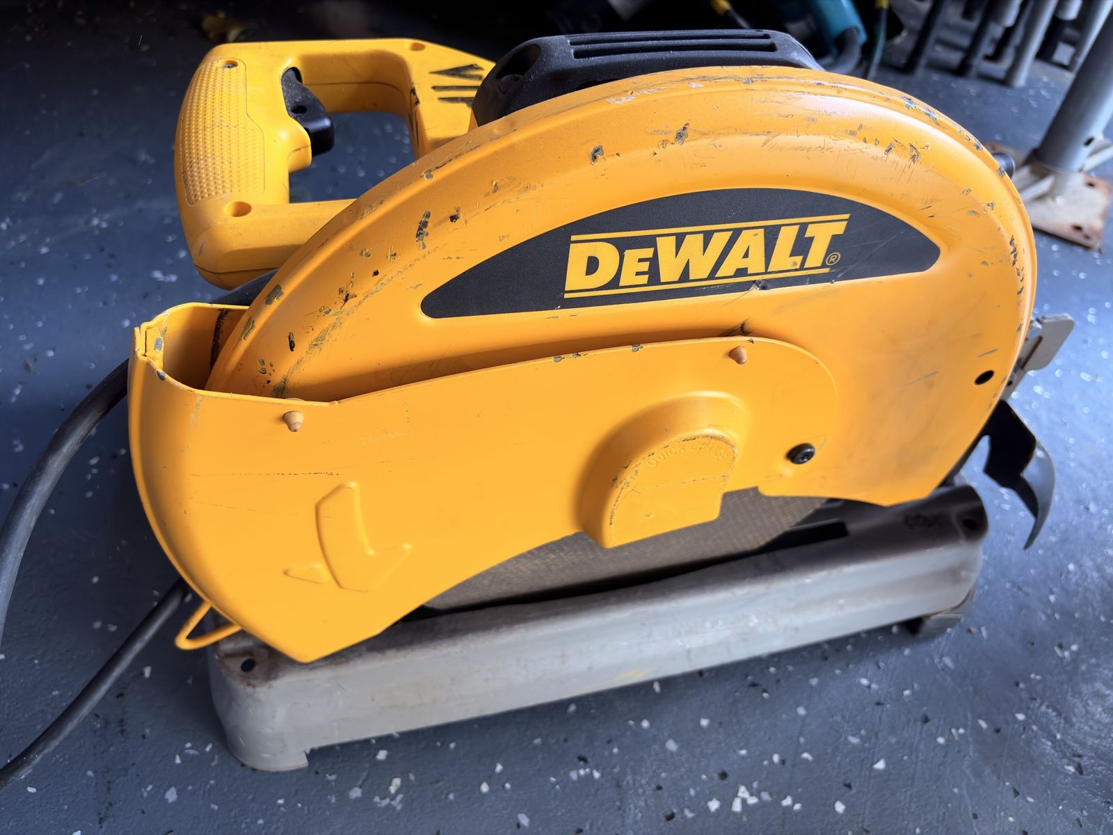 Makita 16-5/16" Beam Saw (Model 5402NA) with DeWalt Blade