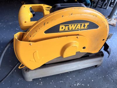 Makita 16-5/16" Beam Saw (Model 5402NA) with DeWalt Blade