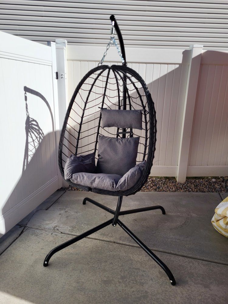 Outdoor Wicker Hanging Egg Chair w/Cushions**