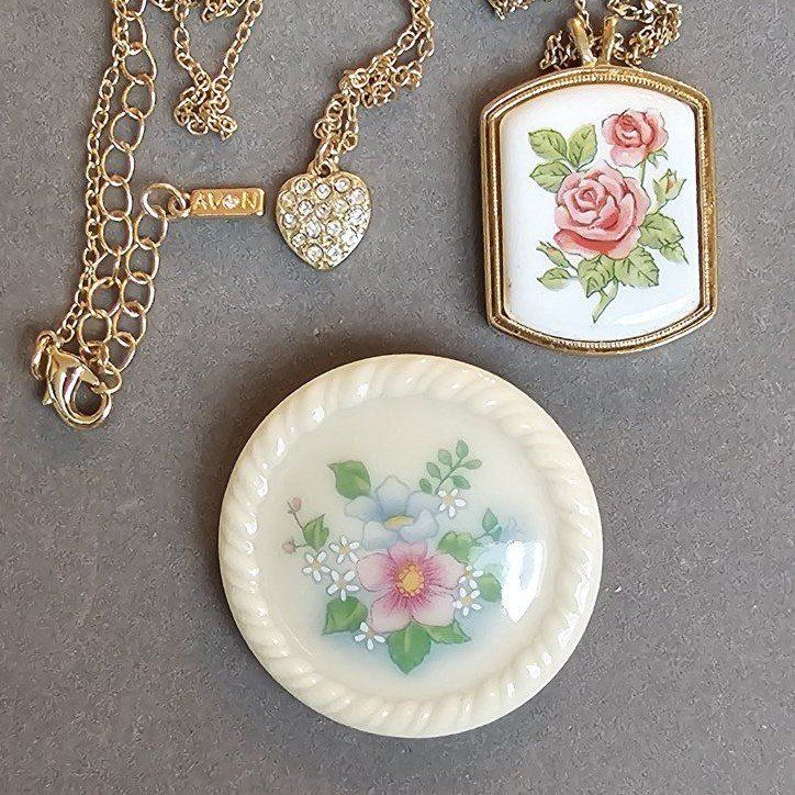 Two vintage AVON flowered jewlery peices. Gold tone necklace with pendant and a ceramic Brooch.
