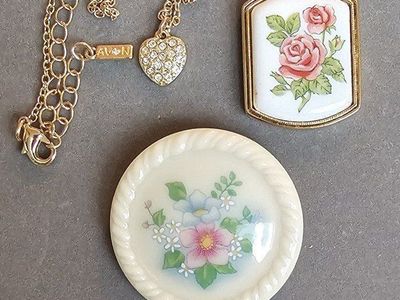 Two vintage AVON flowered jewlery peices. Gold tone necklace with pendant and a ceramic Brooch.