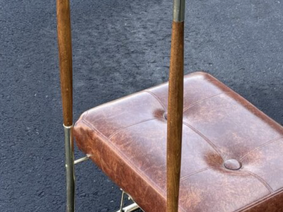 Awesome vintage Mid Century Modern butler’s valet chair. Beautiful wood detailing MCM bedroom