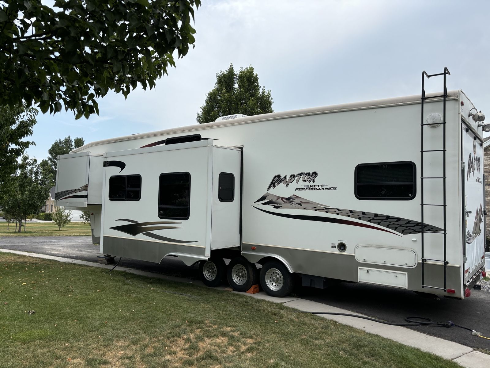 Keystone Raptor Fifth Wheel Toy Hauler Travel Trailer
