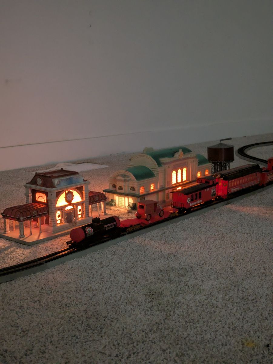 Complete Model Train System w/ Tracks, Train, 2 Lighted Buildings, Mt. Rushmore, & Accessories