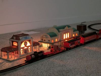 Complete Model Train System w/ Tracks, Train, 2 Lighted Buildings, Mt. Rushmore, & Accessories