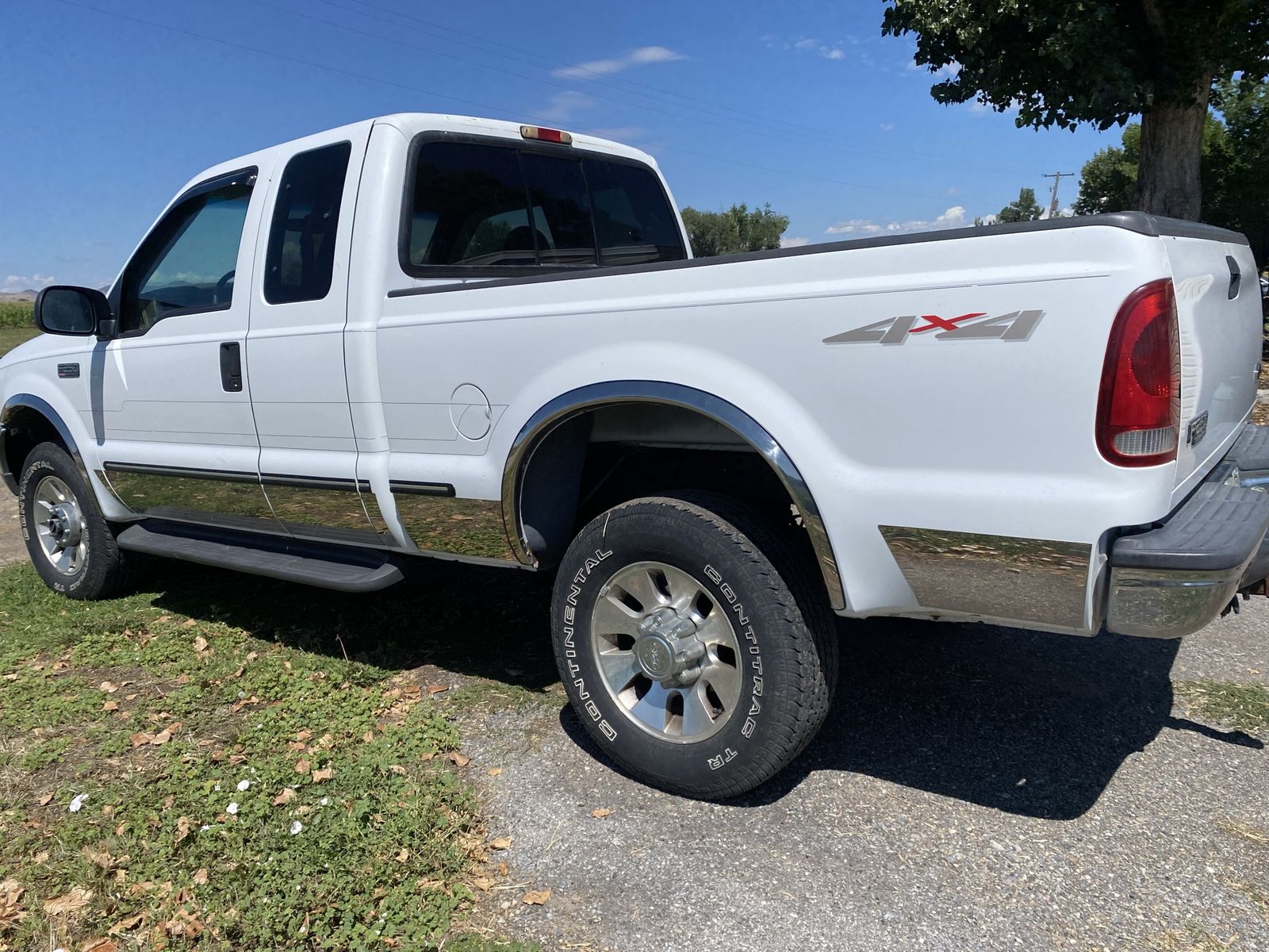 White Ford F-250 Super Duty 4x4 Extended Cab Pickup Truck