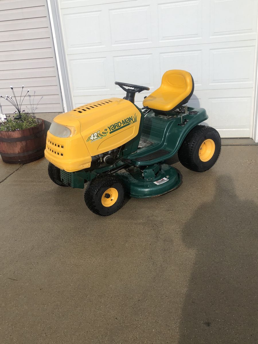 YARDMAN RIDING LAWNMOWER WITH 42 INCH DECK