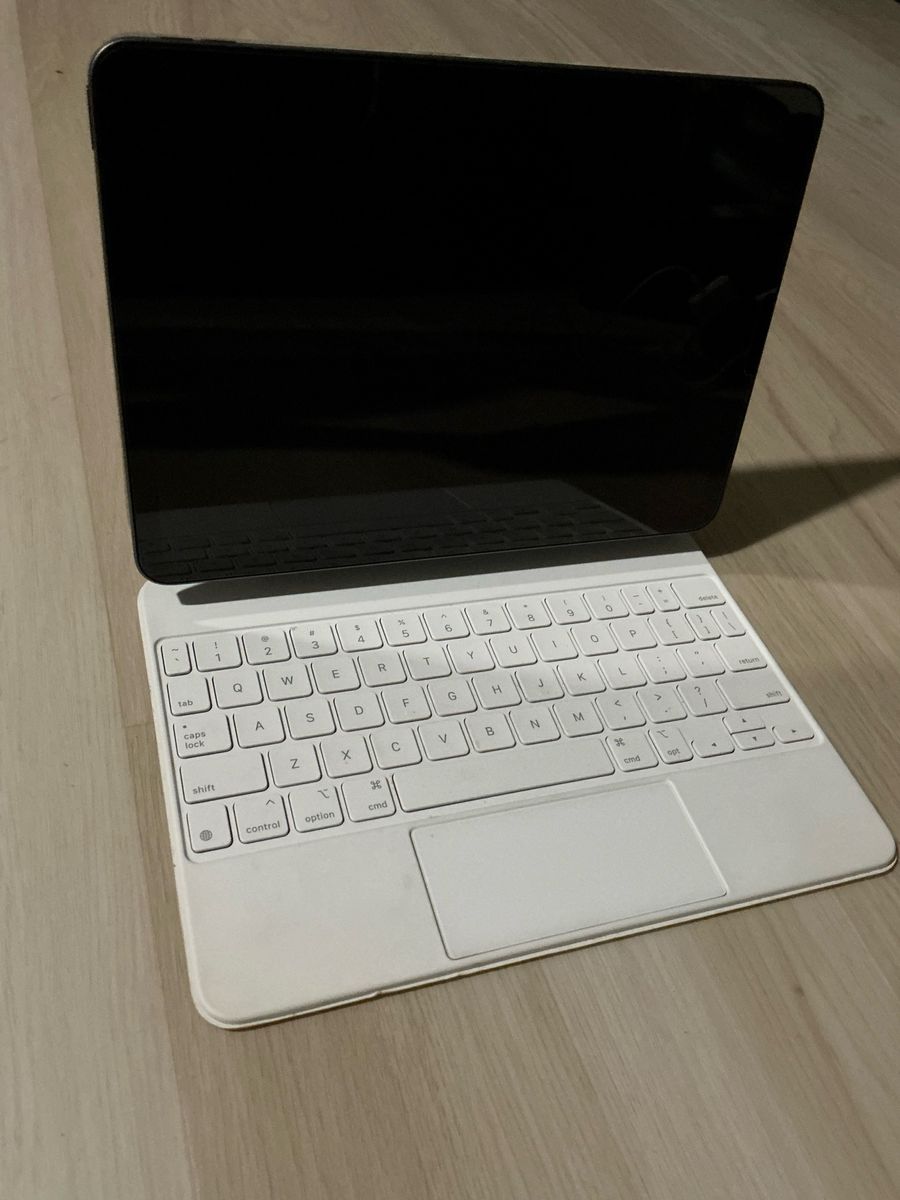 Apple IPad Air 5th Gen (256GB) + Magic Keyboard