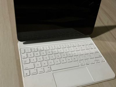 Apple IPad Air 5th Gen (256GB) + Magic Keyboard