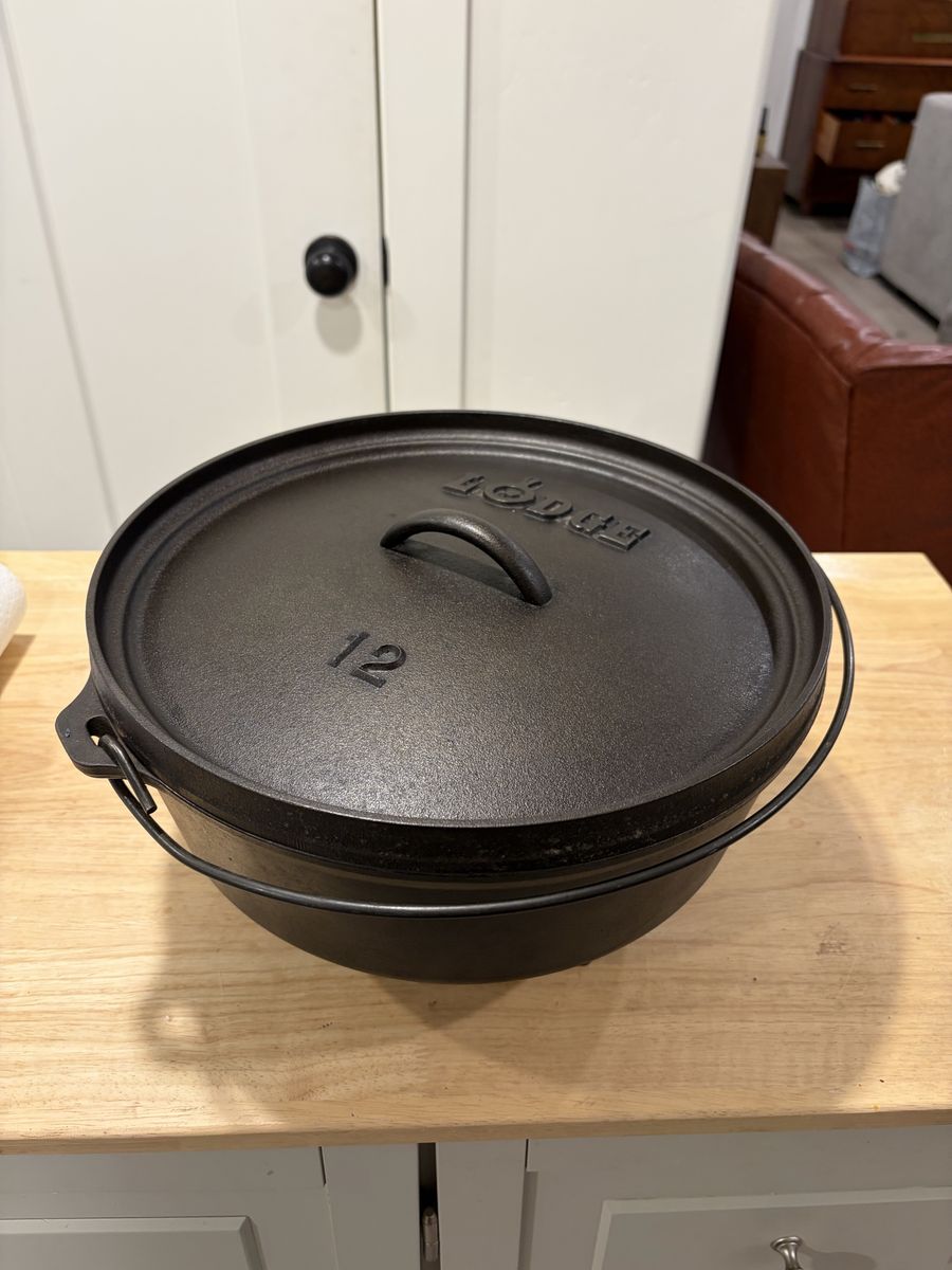 Lodge Cast Iron Camp Dutch Oven 