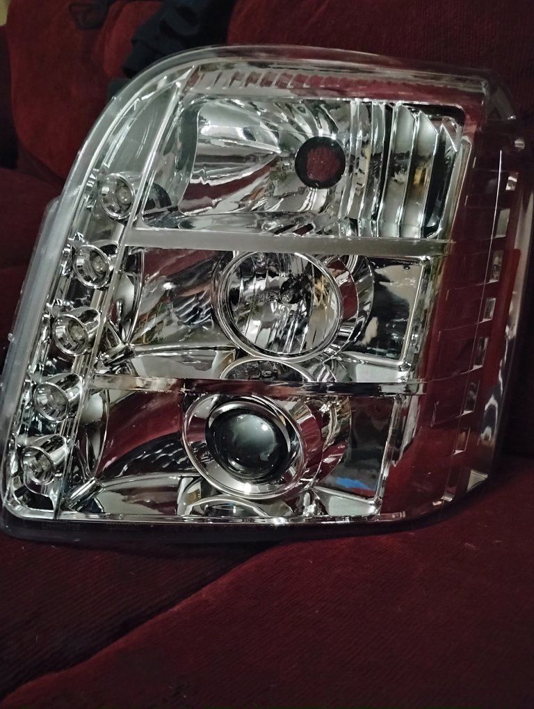 2007-2015 GMC Yukon driver side headlight