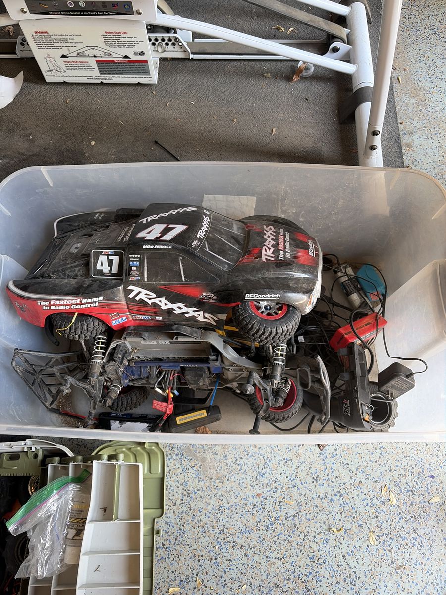 Traxas Slash 4x4 (LOTS OF RC CAR PARTS)