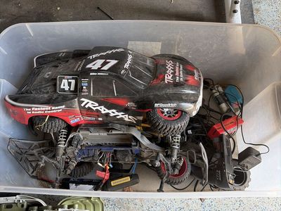 Traxas Slash 4x4 (LOTS OF RC CAR PARTS)