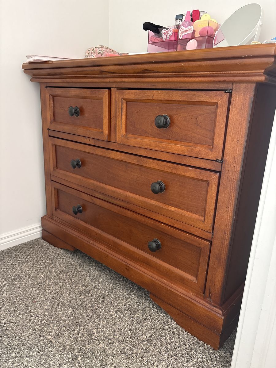 Dresser, clothing chest of drawers