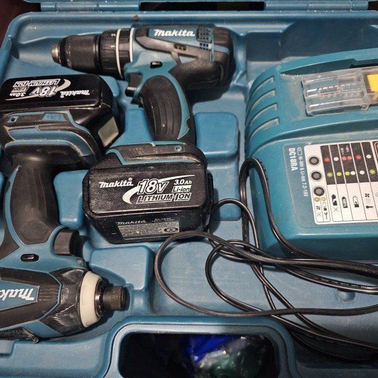 Makita 18V Cordless Drill and Impact Driver Combo Kit with Charger and Case