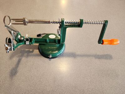Apple Peeler with vacuum base
