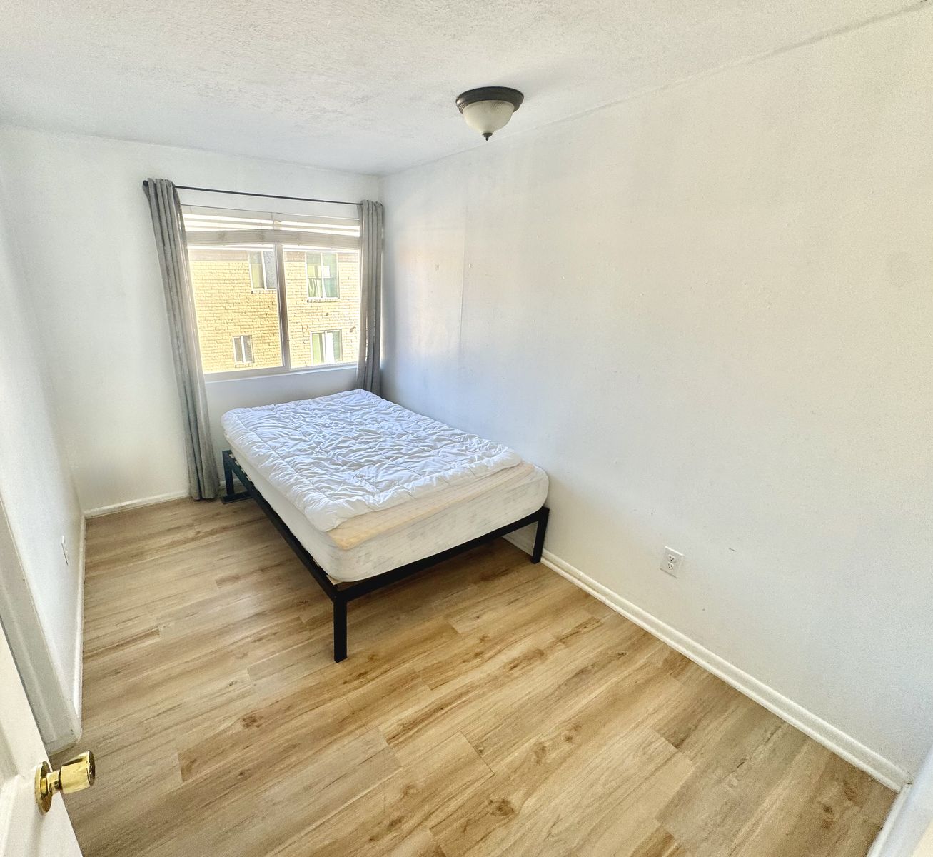 FREE March Rent 50% Off April- Womans Only Bedroom