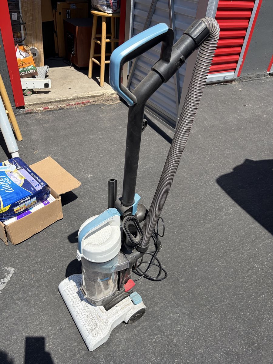 Used once* Bagless Upright Vacuum Cleaner ….free mop included!*