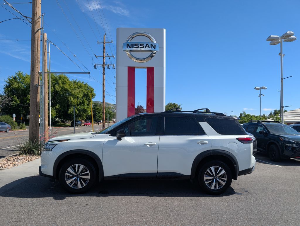 2023 Nissan Pathfinder SL