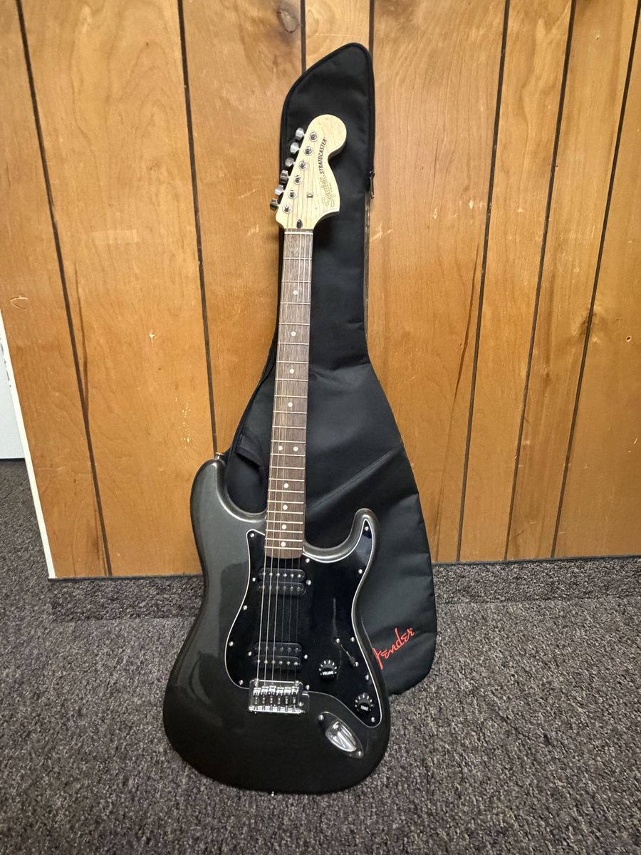 Fender squier stratocaster with bag!!