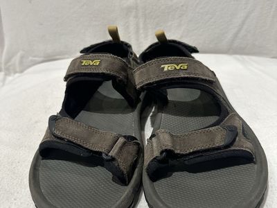 Teva men’s size 7, gray sports sandals
