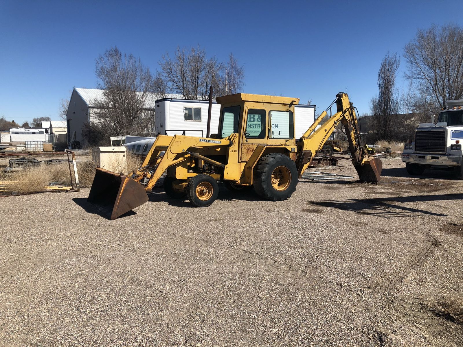 1976 John Deere 410 Backhoe – Cab – NPK Compactor & Extra Buckets