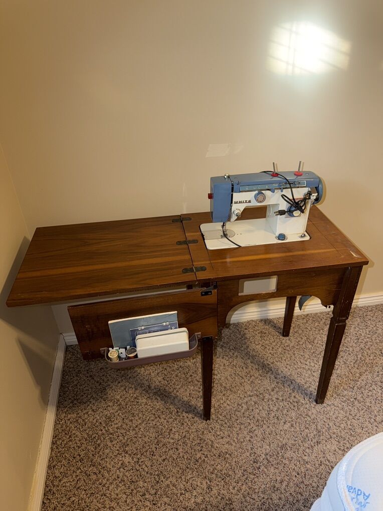 White Brand All Metal Vintage Sewing Machine