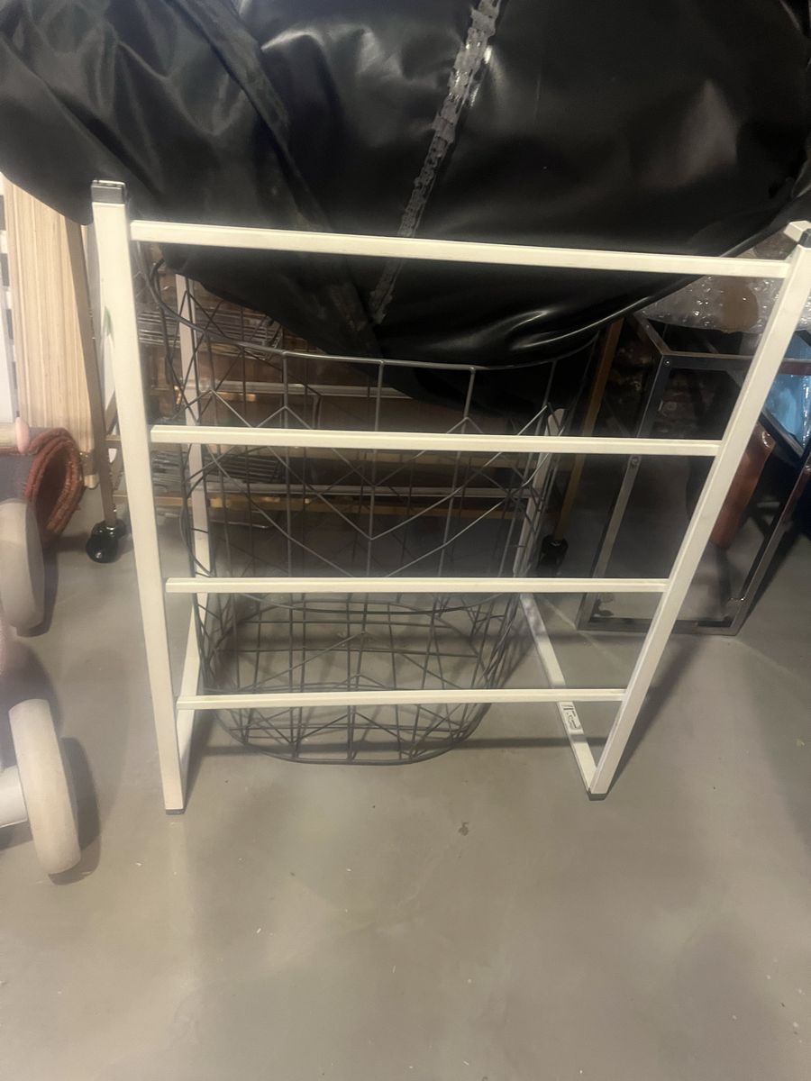 Free kid pool, basket and wire rack