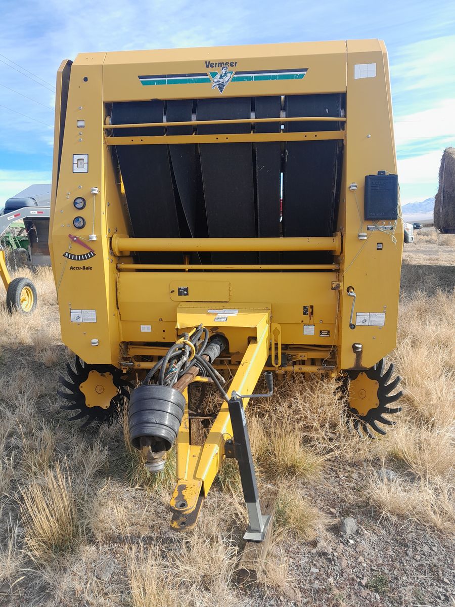 Vermeer 605 Round Hay Baler