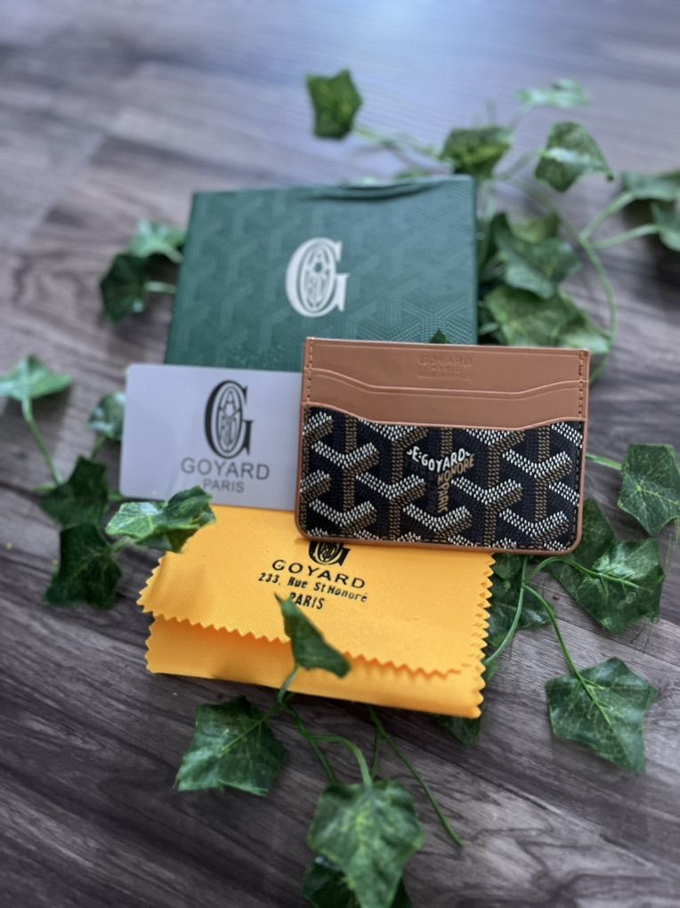 Goyard wallet.