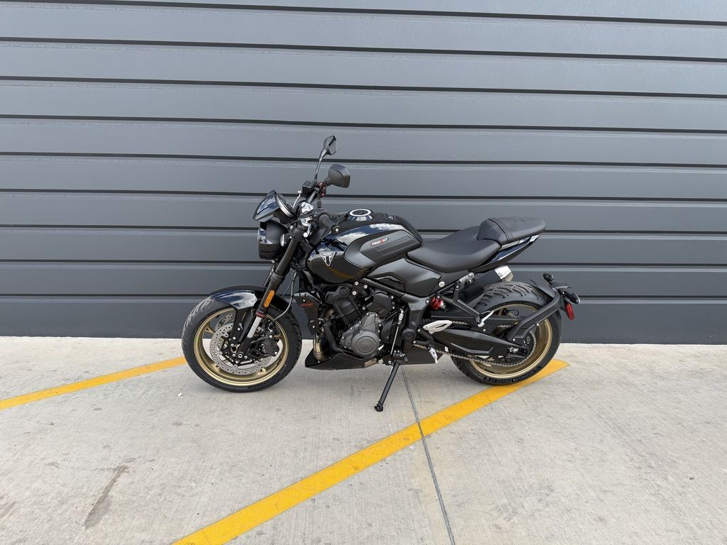 2026 Triumph Trident 800 Jet black