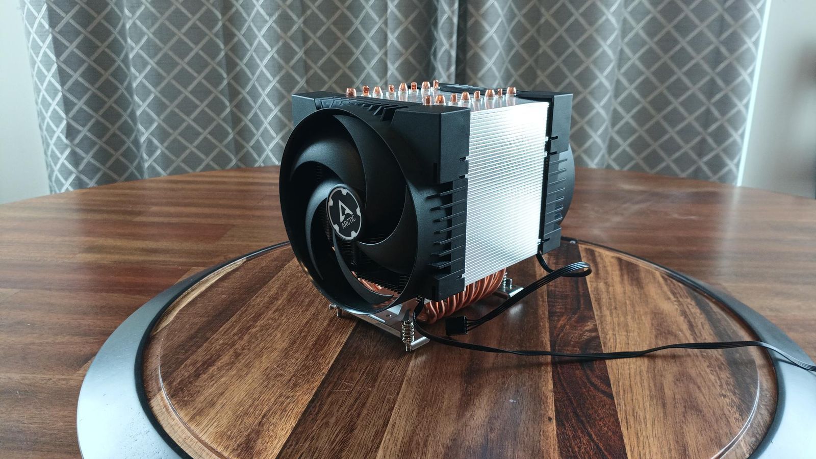 ARCTIC Freezer 4U-M rev. 2 w/ accompanying 120mm fans
