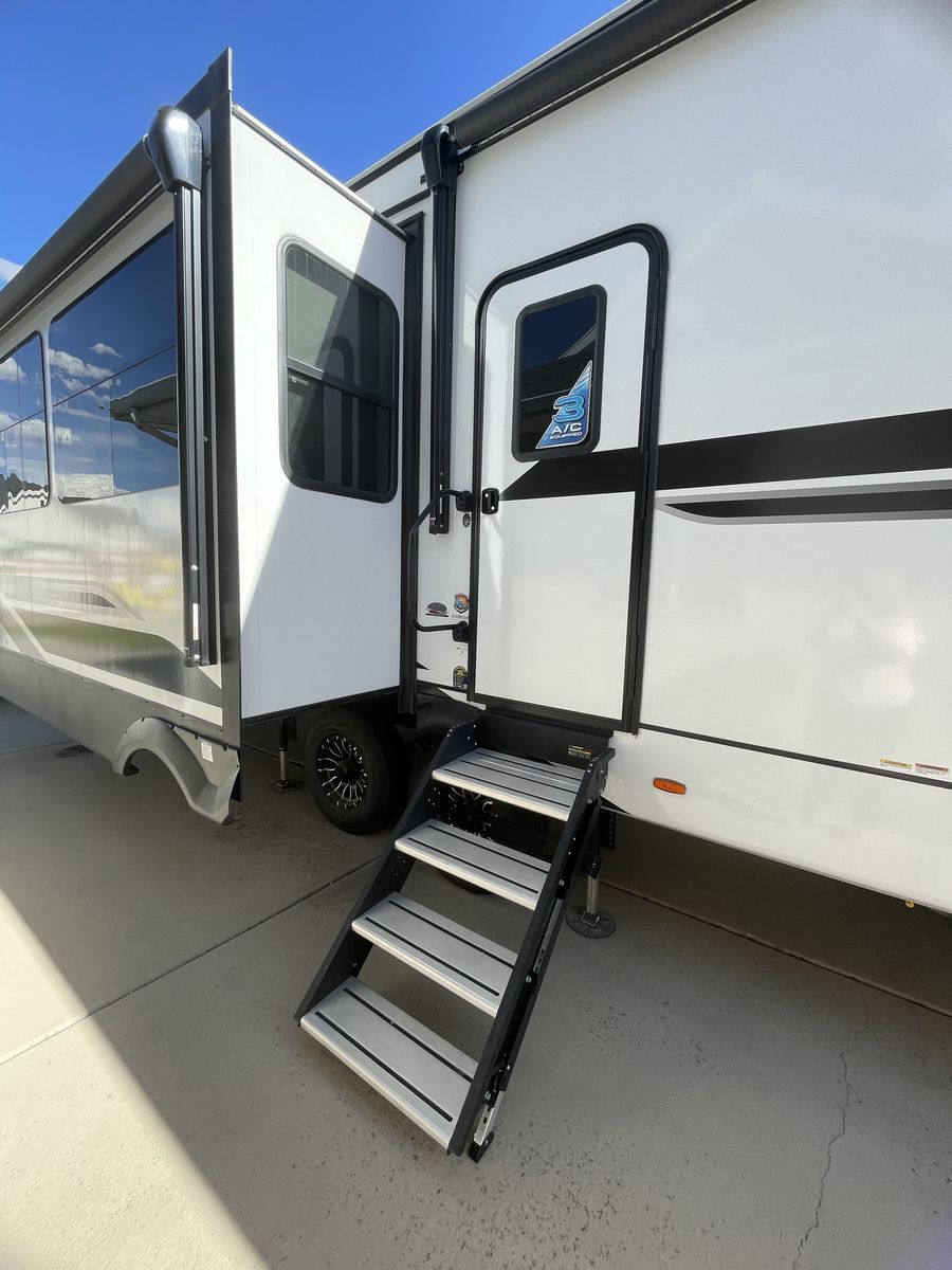 2025 Coachman Brookstone 370 RLLO