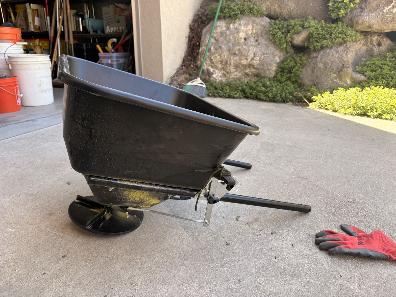 ATV attachment Fertilizer Wheelbarrow, Electric connector