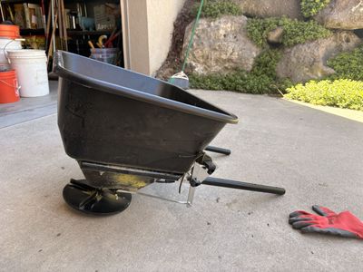 ATV attachment Fertilizer Wheelbarrow, Electric connector