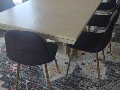 Modern and Blemish Free Dining Table