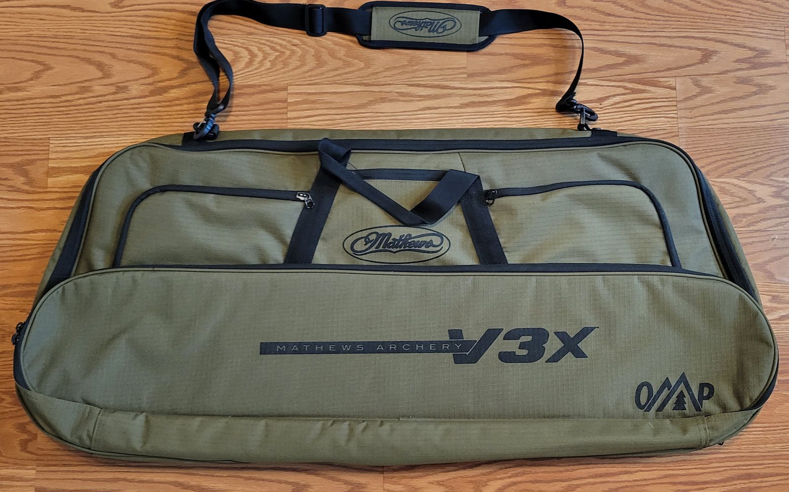 Mathews V3X Soft Bow Case + Large Mathews Archery Banner Sign - Like New