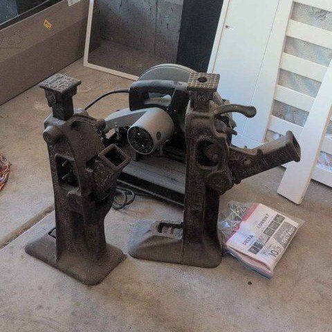 This is a vintage Templeton, Kenly & Co. Simplex Model 217 railroad jack.It
