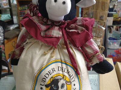 VINTAGE CRACKER BARREL PLUSH COW SET